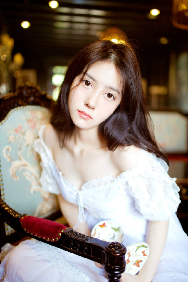 “好了，这些东西无须解释，我也没理由去吃一个死人的醋。”吕布点点头，人都是自己的了，跟了自己这么些年，难道还担心小乔因为一个死人做出什么蠢事？若真是那样，那也就没有存在的必要了。